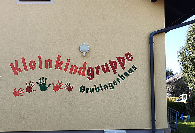 Fassadenbeschriftung Kleinkindgruppe Grubingerhaus